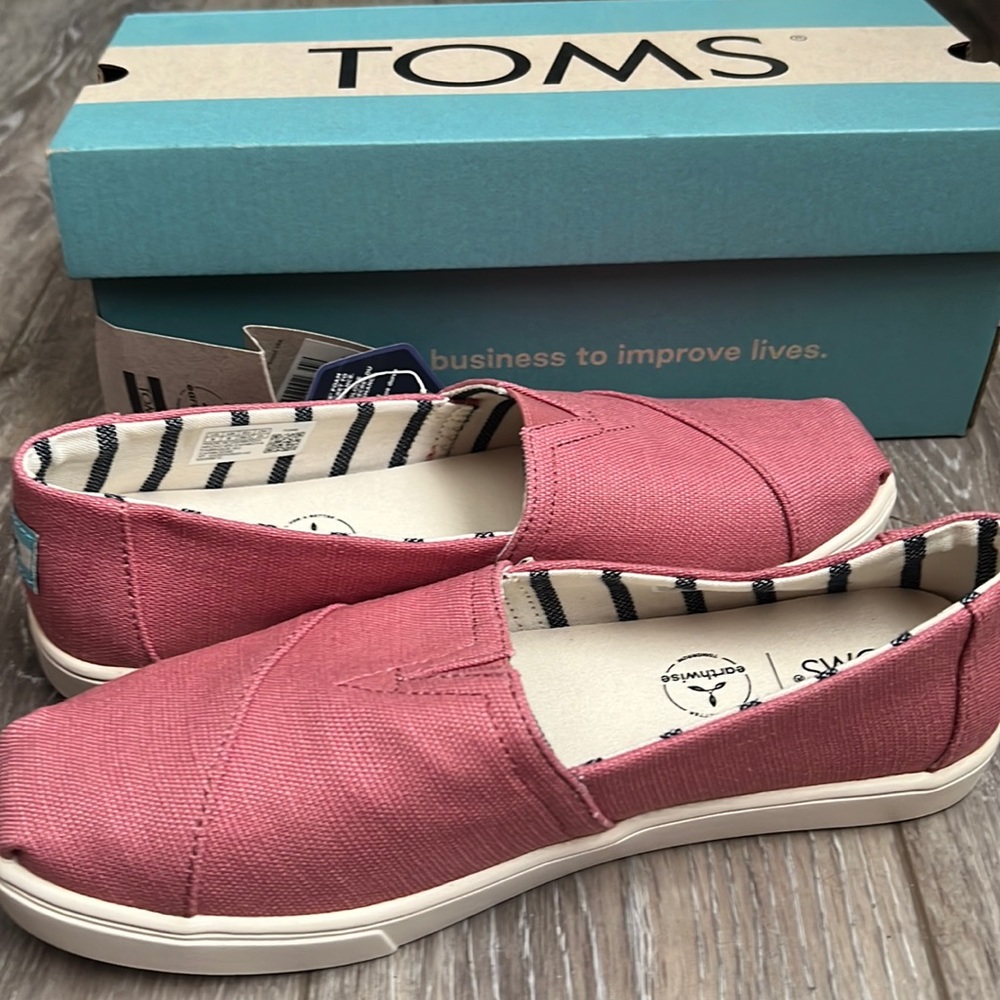 Pink Tom’s, NWT. Size 8